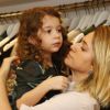 Leticia Spiller dá carinho a filha, Stella, de 4 anos, a evento no Rio