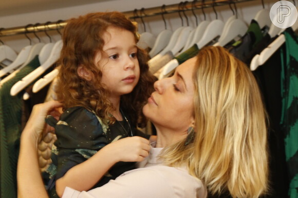Leticia Spiller dá carinho a filha, Stella, de 4 anos, a evento no Rio
