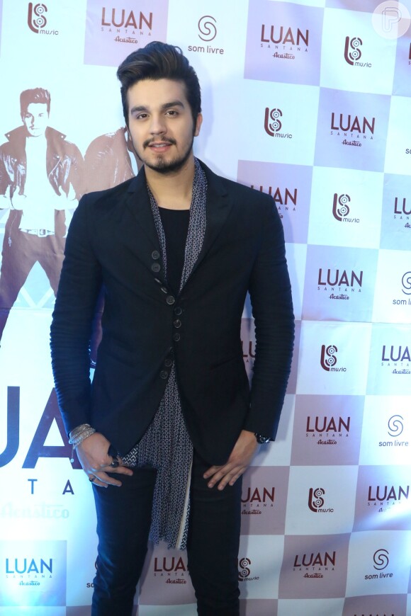 Luan Santana atinge marca de 300 mil CDs e torna-se artista que mais vendeu em 2015