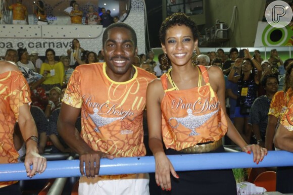 Simpáticos, Lázaro Ramos e Taís Araújo sorriem para a foto no Carnaval 2013