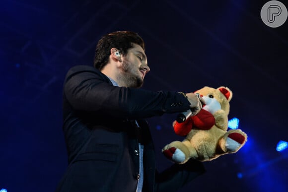 Luan Santana brinca com ursinho de pelúcia durante apresentação no Festeja Sorocaba
