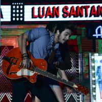 Luan Santana e Gusttavo Lima são agarrados por fãs durante show em Sorocaba