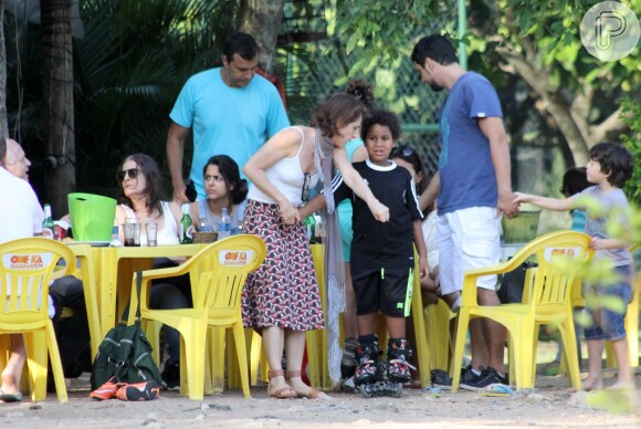 Drica Moraes acompanha o filho, Matheus, durante tarde no Rio
