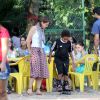 Drica Moraes ensina o filho, Matheus, de 6 anos, a andar de patins, na Lagoa Rodrigo de Freitas, Zona Sul do Rio de Janeiro