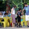 Drica Moraes ensina o filho, Matheus, de 6 anos, a andar de patins, na Lagoa Rodrigo de Freitas, Zona Sul do Rio de Janeiro