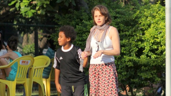 Drica Moraes ensina o filho, Matheus, a andar de patins na Lagoa, no Rio
