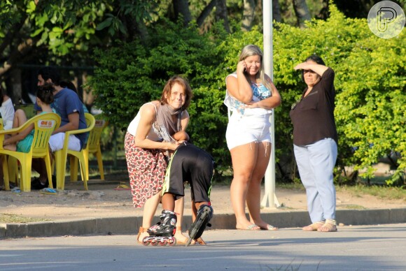 Drica Moraes ensina o filho, Matheus, de 6 anos, a andar de patins, na Lagoa Rodrigo de Freitas, Zona Sul do Rio de Janeiro
