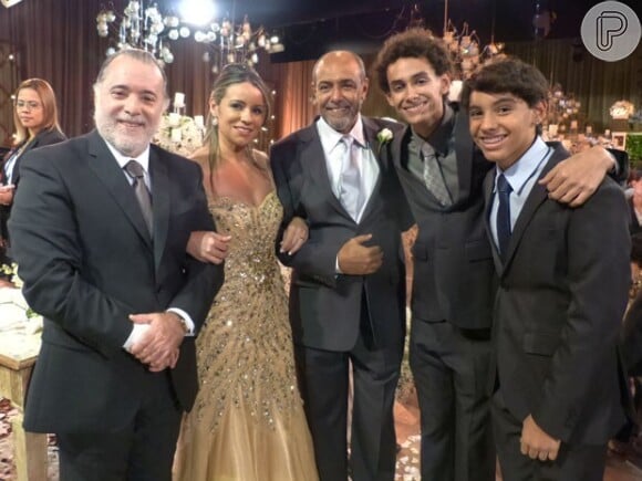 Tony Ramos posa com os recém-casados Silvana e William e os filhos Lucca e Caio no 'Domingão do Faustão' exibido em 24 de maio de 2015