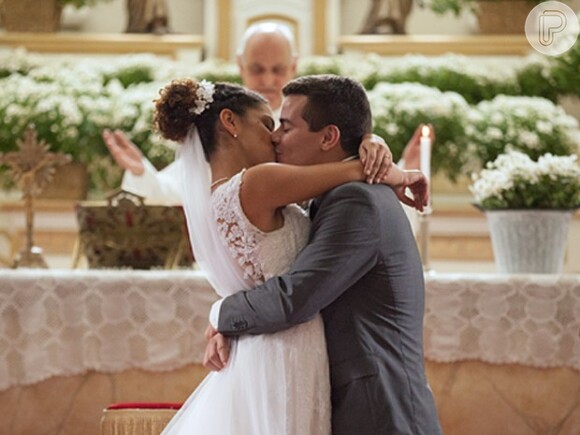 Depois do 'sim', o beijo de Diogo (Thiago Martins) e Gabi (Kizi Vaz) selam a união do casal, na novela 'Babilônia'
