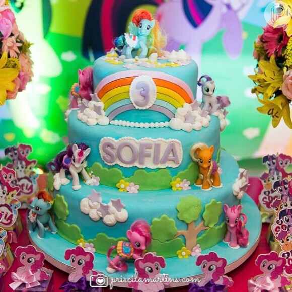A decoração foi toda inspirada no tema 'Meu Pequeno Pônei', inclusive o bolo, que tinha ainda o nome da Sofia estampado