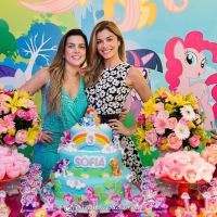 Grazi Massafera e Cauã Reymond fazem festa de 'Meu Pequeno Pônei' para a filha