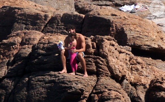 Cauã Reymond brincou com a filha, Sofia, durante a manhã na praia