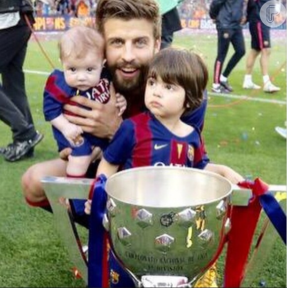 Gerard Piqué comemorou com os filhos a conquista do campeonato espanhol pelo Barcelona no último sábado, 23 de maio de 2015