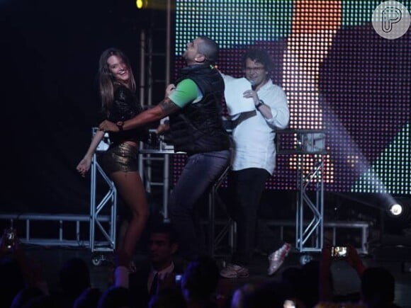 Naldo Benny dança funk com a atriz Juliana Paiva. O cantor gravou sua participação em 'Malhação' em 3 de junho de 2013