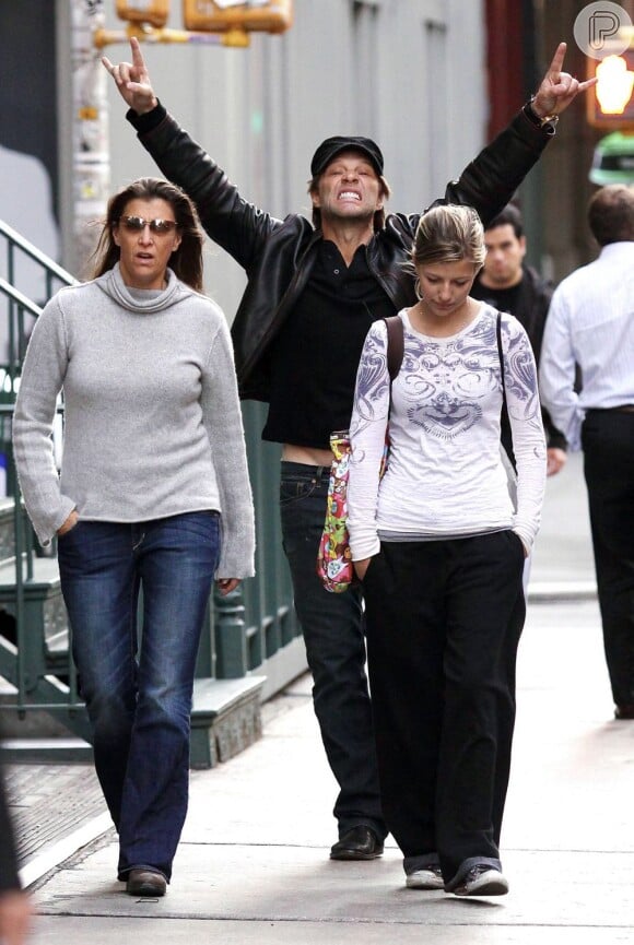 O cantor Bon Jovi passeia com a mulher, Dorothea, e a filha, Stephanie, em Nova York, em setembro de 2009