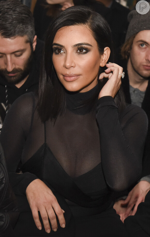 De acordo com a revista 'People', Kim Kardashian passou por três cirurgias no útero antes de fazer a inseminação artificial