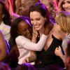Ao lados das filhas Shiloh e Zahara, Angelina comemora o prêmio no Kids Choice Awards