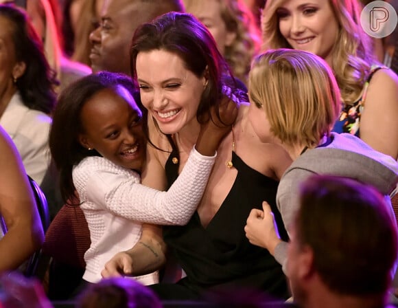 Ao lados das filhas Shiloh e Zahara, Angelina comemora o prêmio no Kids Choice Awards