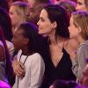 Zahara e Shiloh acompanham a mãe na premiação do Kids Choice Awards