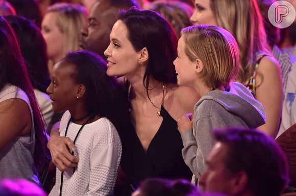 Zahara e Shiloh acompanham a mãe na premiação do Kids Choice Awards