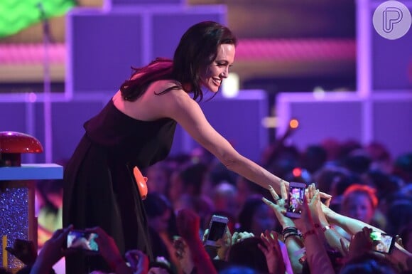 No 'Kids Choice Awards', a artista foi premiada pelo filme 'Malévola'
