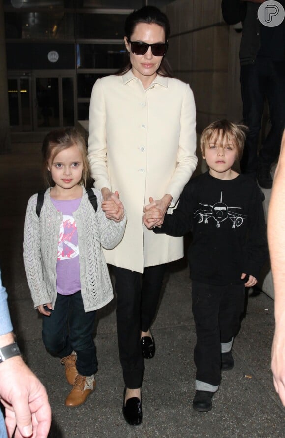 Angelina na companhia dos filhos gêmes Vivienne e Knox, de 6 anos