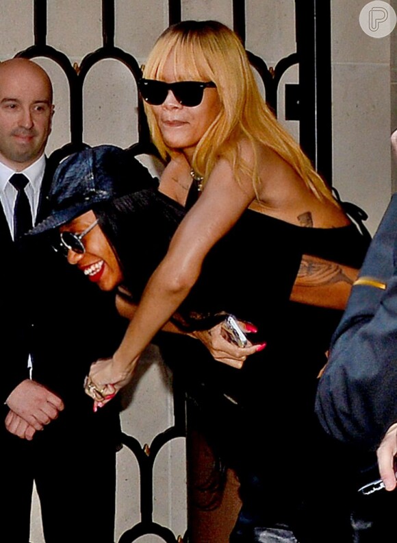Rihanna deixa o hotel de óculos escuros