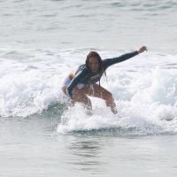 Carol Nakamura cai da prancha durante aula de surfe no Rio: 'Não desisto nunca'
