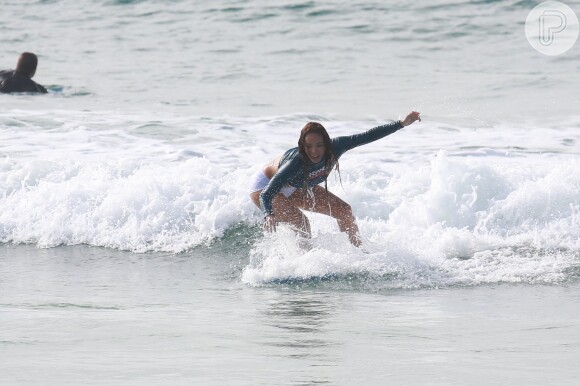 Carol Nakamura levou tombos seguidos durante aula de surfe na praia do Recreio dos Bandeirantes, na Zona Oeste do Rio de Janeiro, na manhã desta quarta-feira, 3 de junho de 2015
