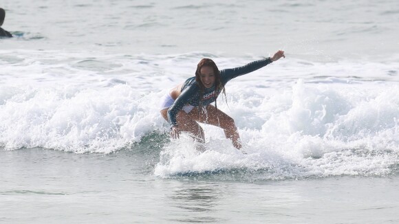 Carol Nakamura cai da prancha durante aula de surfe no Rio: 'Não desisto nunca'