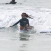 Carol Nakamura perdeu o equilíbrio e caiu no mar da praia do Recreio dos Bandeirantes