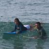 Carol Nakamura levou tombos seguidos durante aula de surfe na praia do Recreio dos Bandeirantes, na Zona Oeste do Rio de Janeiro, na manhã desta quarta-feira, 3 de junho de 2015