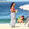 Camila Pitanga mostra barriga sequinha em gravação de 'Babilônia' na praia, nesta quarta-feira, 3 de junho de 2015