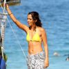 Camila Pitanga mostra barriga sequinha em gravação de 'Babilônia' na praia, nesta quarta-feira, 3 de junho de 2015
