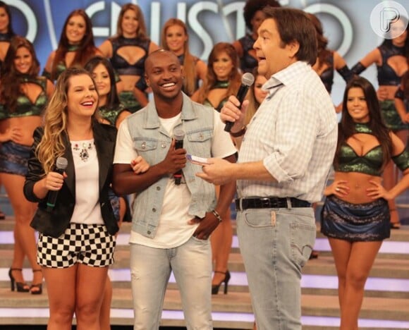 O cantor Thiaguinho contou que no relacionamento com Fernanda Souza é ele quem costuma pedir desculpas