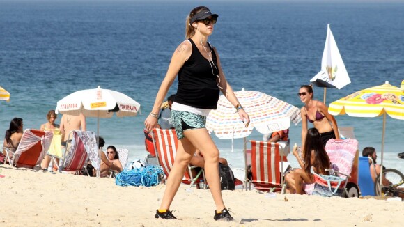 Luana Piovani, grávida de gêmeos, exibe barrigão durante caminhada na praia