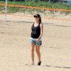 Grávida de gêmeos, Luana Piovani exibiu o barrigão de seis meses nesta sexta-feira, 5 de junho de 2015, durante uma caminhada nas areias do Leblon e de Ipanema, na Zona Sul do Rio de Janeiro