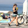 Grávida de gêmeos, Luana Piovani exibiu o barrigão de seis meses nesta sexta-feira, 5 de junho de 2015, durante uma caminhada nas praias do Leblon e de Ipanema, na Zona Sul do Rio de Janeiro