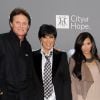 Bruce Jenner, antes da transformação, posa ao lado da ex-mulher, Kris Jenner, da enteada, Kim Kardashian, e dos filhos Khloe Kardashian, Kourtney Kardashian and Robert Kardashian