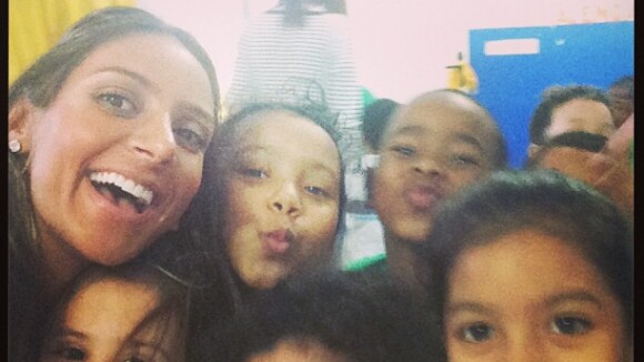 Grávida de 8 meses, Flavia Sampaio apresenta sua ONG à sobrinha de Eike Batista