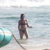 Zilu Godoi mostrou mais uma vez que está com tudo em cima ao ser clicada de biquíni fio-dental na praia da Barra da Tijuca nesta sexta-feira, 5 de junho de 2015