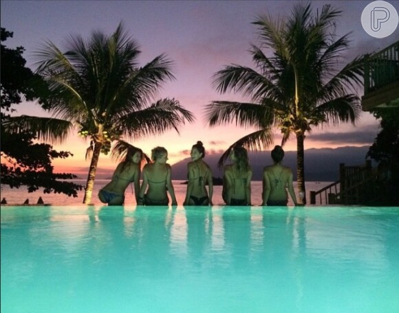 Fernanda Paes Leme posa de biquíni ao lado de amigas em piscina de resort