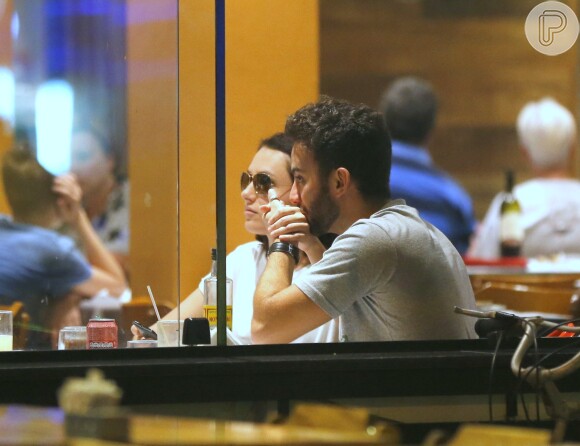 Monica Iozzi e o namorado, o produtor Felipe Atra, jantaram, em clima de intimidade, em restaurante da Barra da Tijuca, Zona Oeste do Rio de Janeiro, na noite deste sábado, 6 de junho de 2015