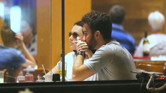 Monica Iozzi e o namorado, Felipe Atra, trocam carinhos em restaurante do Rio