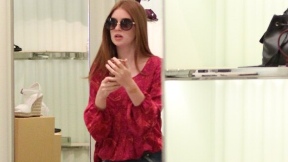 Marina Ruy Barbosa faz compras de sandália rasteirinha com a mãe em shopping