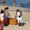 Marcelo Serrado chegou à praia ao lado da esposa e com sua prancha de stand up paddle
