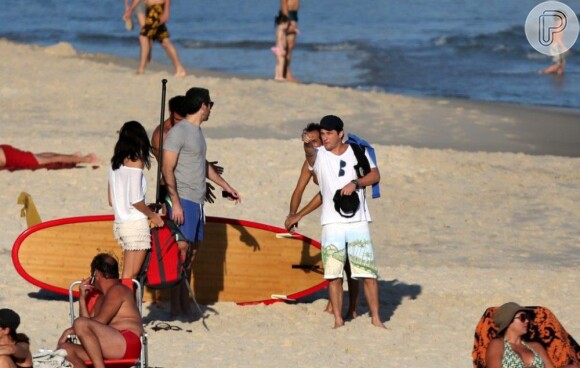 Marcelo Serrado chegou à praia ao lado da esposa e com sua prancha de stand up paddle