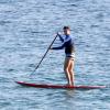 Marcelo Serrado pratica stand up paddle na praia de Ipanema, no Rio
