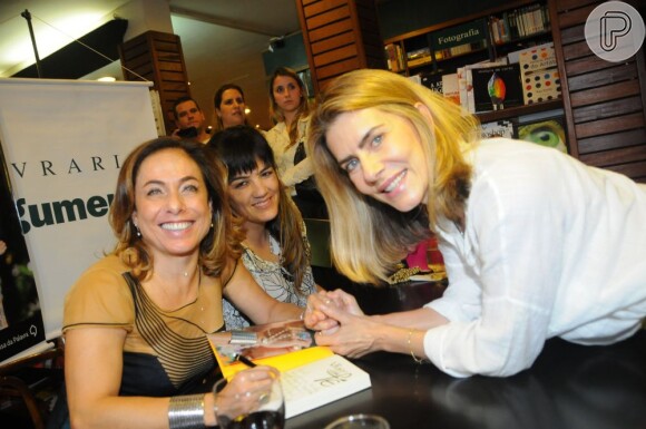 Cissa Guimarães, que está em 'Salve Jorge', autografa o seu livro para a amiga Maitê Proença
