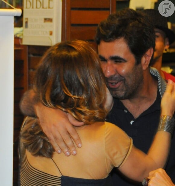 Orã Figueiredo, o Tijolo de 'Tapas e beijos', abraça a atriz Cissa Guimarães